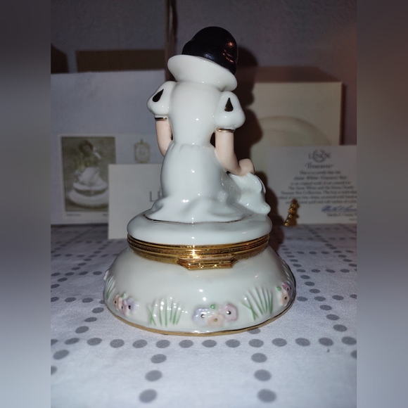 Disney Lenox Treasure Box Snow White - Picture 3 of 7